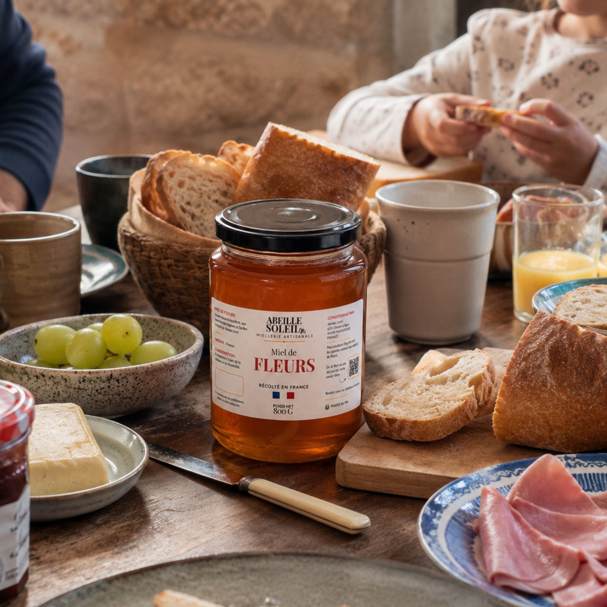 Miel de fleurs Abeille Soleil sur une table de petit déjeuner en famille